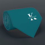 Corbata Azul pavo real | Elegante Monograma Nombre | Doble<br><div class="desc">Un elegante corbata de dos caras con un audaz monograma blanco sobre un fondo verde de Peacock Blue. Encima de este monograma se encuentra su nombre o apellido en todas las mayúsculas. Si prefiere una apariencia más audaz para el nombre personal dentro de la letra grande, puede hacer lo siguiente:...</div>