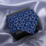 Corbata Azulejo mediterráneo azul y blanco<br><div class="desc">Elegante diseño de corbata ornamentada de estilo mediterráneo,  con un patrón impecable de adornos azules y blancos.</div>