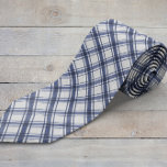 Corbata Azulejos de cuello azul y blanco<br><div class="desc">Transforme su temporada de vacaciones con nuestro exquisito Tie, con un impresionante patrón de manto azul marino y búfalo blanco. Esta corbata irradia elegancia eterna y encanto festivo, convirtiéndolo en el accesorio perfecto para cualquier ocasión de vacaciones. Eleva tu atuendo festivo y añade un toque de sofisticación. Sumérjase en un...</div>