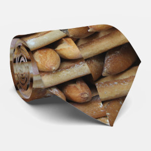 Corbata Baguettes frescos en un mercado
