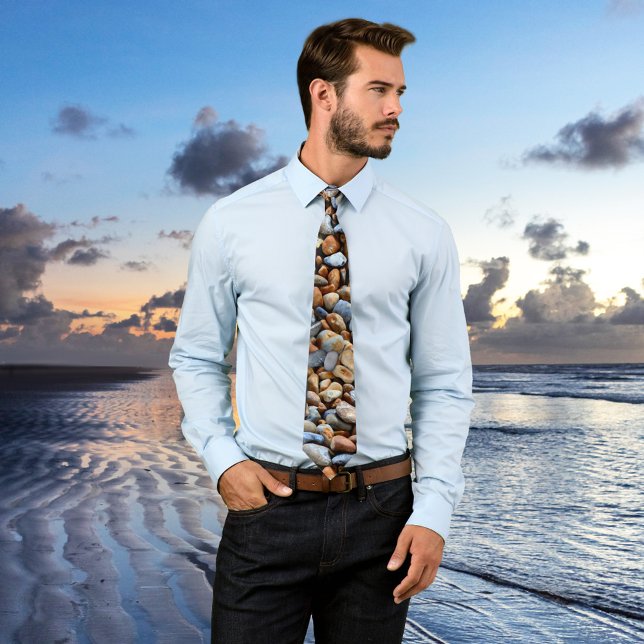 Corbata Baldosas de patrón de guijarros de playa (A modern tie featuring a beach pebbles pattern design. Natural colors and style)