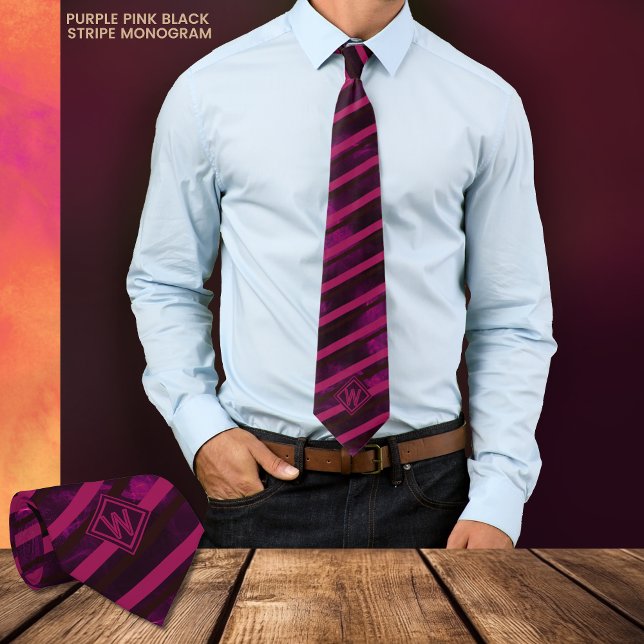 Corbata Banda negra rosa púrpura moderna Monograma Tejido  (Modern Purple Pink Black Stripe Monogram Neck Tie)