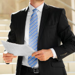Corbata Bandas azules clásicas<br><div class="desc">Diseño de rayas clásicas que se puede personalizar fácilmente para el regalo de un padre, regalos para fiestas de boda para sus padrinos, eventos corporativos, etc</div>