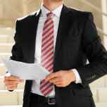 Corbata Bandas clásicas rojas y navales<br><div class="desc">Diseño de rayas clásicas que se puede personalizar fácilmente para el regalo de un padre,  regalos para fiestas de boda para sus padrinos,  eventos corporativos,  etc</div>