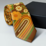 Corbata Bandas retro y flores funky con nombre personaliza<br><div class="desc">Un diseño divertido con flores funky y un fondo de rayas retro. Un diseño rebotado con tonos aguacate verde,  marrón y naranja.</div>