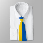 Corbata Bandera de Ucrania<br><div class="desc">Bandera moderna y mínima de Ucrania corbata de cuello azul y amarillo. Esto es totalmente personalizable: crea tu propio regalo único fácilmente eligiendo cualquier color, agregando texto, foto, clipart y elementos de diseño gráfico. Añade un mensaje de texto elegante en cualquier tipo de letra y haz tu propio diseño de...</div>