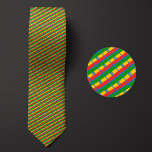 Corbata Bandera del patrón de Etiopía<br><div class="desc">Flag of Ethiopia Pattern Necktie resalta los colores nacionales del país desde una distancia al emplear un diseño astuto y en ángulo. Tras una inspección más minuciosa,  el patrón repetible y sin fisuras de banderas pequeñas muestra el estandarte nacional del país de una manera estética y agradable.</div>