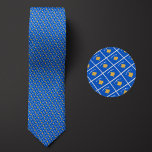 Corbata Bandera del Patrón de Kosovo<br><div class="desc">La corbata del patrón de bandera de Kosovo resalta los colores nacionales del país desde una distancia,  empleando un ingenioso diseño anglonado. Tras una inspección más minuciosa,  el patrón repetible y sin fisuras de banderas pequeñas muestra el estandarte nacional del país de una manera estética y agradable.</div>