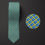 Corbata Bandera del Patrón de Suecia<br><div class="desc">Flag of Sweden Pattern Necktie resalta los colores nacionales del país desde una distancia mediante el uso de un ingenioso diseño angled. Tras una inspección más minuciosa,  el patrón repetible y sin fisuras de banderas pequeñas muestra el estandarte nacional del país de una manera estética y agradable.</div>