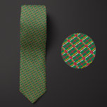 Corbata Bandera del Patrón Dominica<br><div class="desc">Flag of Dominica Pattern Necktie resalta los colores nacionales del país desde una distancia mediante el uso de un diseño astuto y en ángulo. Tras una inspección más minuciosa,  el patrón repetible y sin fisuras de banderas pequeñas muestra el estandarte nacional del país de una manera estética y agradable.</div>