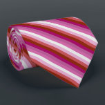 Corbata Bandera lesbiana<br><div class="desc">La bandera lesbiana del lápiz labial modificada con el retiro del beso.</div>