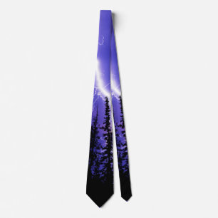 Corbata bello trueno sobre el bosque