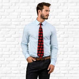 Corbata Besarte por todas partes con lápiz labial rojo