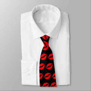 Corbata Besarte por todas partes con un pintalabios rojo