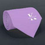 Corbata Bígaro | Elegante Monograma Nombre | unilateral<br><div class="desc">Elegante corbata de un lado con un audaz monograma blanco sobre un fondo de color perwinkle morado. Si prefiere una apariencia más audaz para el nombre personal dentro de la letra grande, puede hacer lo siguiente: Utilice la función personalizar/ edición y haga clic en el nombre. Luego, bajo las opciones...</div>