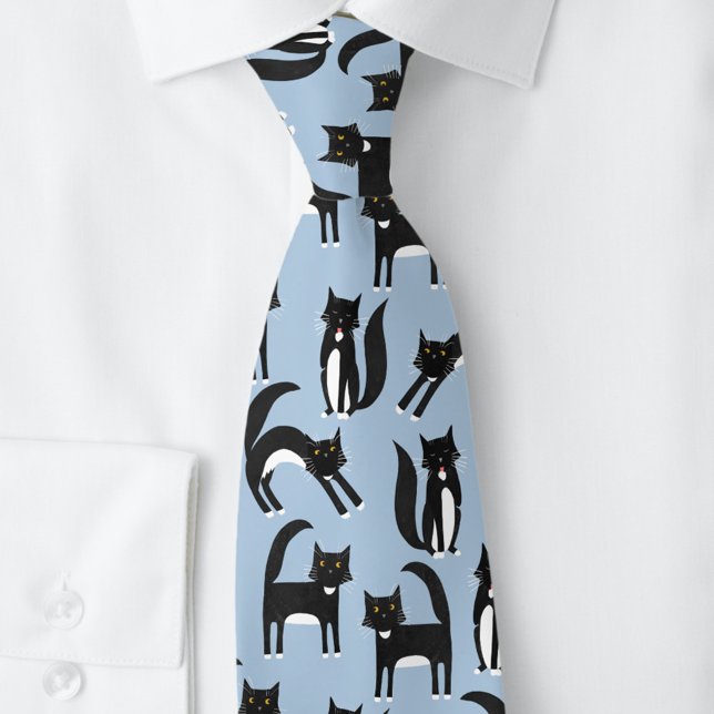 Corbata Black and White Tuxedo Cats Blue (Black and white tuxedo bicolor cat pattern neck tie on a light sky blue background)