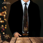 Corbata Black Green Abstract Monogram Necea<br><div class="desc">Echa un vistazo más de cerca a esta bella corbata sobre un fondo negro con varios remolinos de colores verdes y rojos. Es personalizable con un monograma en la parte inferior. Esta corbata moderna de moda será un gran regalo para él,  tu padre,  novio o hermano.</div>