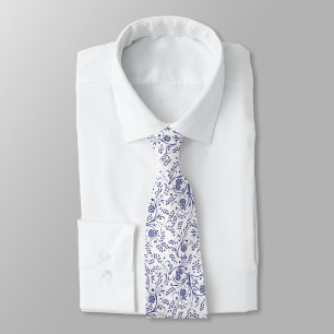 Corbata blanca con elegante patrón floral azul 