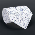 Corbata blanca con símbolos químicos<br><div class="desc">Ideas para un regalo perfecto para químicos,  profesores y frikis de la química.
ÉCHELE UN VISTAZO A LA NEGRA:
http://www.zazzle.com/chemical_chemistry_symbols_background_pattern_neck_tie-151853001992684561?CMPN=shareicon&lang=en&social=true&view=113445645434204735&rf=238919973384052768</div>