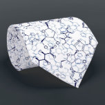 Corbata blanca con símbolos químicos<br><div class="desc">Ideas para un regalo perfecto para químicos,  profesores y frikis de la química.
ÉCHELE UN VISTAZO A LA NEGRA:
http://www.zazzle.com/chemical_chemistry_symbols_background_pattern_neck_tie-151853001992684561?CMPN=shareicon&lang=en&social=true&view=113445645434204735&rf=238919973384052768</div>