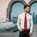 Corbata Blanco marrón - añadir monograma<br><div class="desc">Corbata clásica con un fondo de marrón sólido (# 8A1538) con una letra Q blanca. Se refiere a los colores de la bandera qatai. Diseño moderno y minimalista de Alma Wad. Agregue su monograma para hacerlo único suyo.</div>