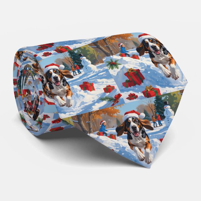 Corbata Bluetick Coonhound corriendo en la nieve con Navid (Enrollado)