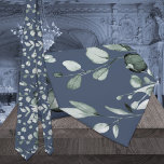 Corbata Boda de berenjenas Eucalyptus  Marina Azul<br><div class="desc">Un verde salado,  un espigón de cuello boda con un eucaliptos pintados de color agua,  con un detalle exquisito en un verde salvia acuoso contra un polvoriento fondo azul marino. Una clásica corbata de cuello boda verde.</div>