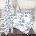 Corbata Boda de espirales de eucaliptos pequeños azul turb<br><div class="desc">Una corbata polvorienta de cuello boda azul y blanco con brotes de eucaliptos azul polvoriento pintados de color agua en diagonal,  corbata perfecta para el novio. novio y fiesta de bodas.</div>