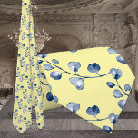 Corbata Boda de eucaliptos azules amarillos y polvorientos<br><div class="desc">Un patrón de eucalipto azul polvoriento pintado con acuarela se desliza sobre un fondo amarillo sólido.</div>
