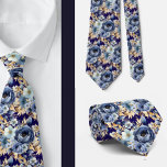 Corbata Boda de flores acuáticas florales de oro azul de l<br><div class="desc">Una corbata floral azul marino y acuarela dorada presenta una sorprendente mezcla de azul marino profundo y rico como color de fondo principal, complementada con elegantes y suaves acentos dorados. El oro se aplica en una técnica acuarela, creando un efecto fluido y artístico que evoca un sentido de sofisticación y...</div>
