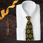Corbata Boda de girasol Forest Green Rustic<br><div class="desc">Presentamos nuestra exquisita corbata temática de girasol, una elección perfecta para parejas que buscan un toque rústico y campestre a su boda. Los girasoles vibrantes simbolizan la alegría, la felicidad y el amor floreciente, dando el tono perfecto para su día especial. El verde y exuberante color verde del bosque añade...</div>