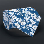 Corbata Boda de Groomsmen Floral Azul clásico de moda<br><div class="desc">Este corbata de abadejo de los padrinos presenta un patrón floral blanco sobre un fondo azul clásico de moda.</div>