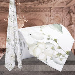 Corbata Boda de la primera primavera de la elegancia blanc<br><div class="desc">Una corbata blanca de cuello boda con peonías pintadas con acuarela,  rosas,  eucalipto y pulverizadores de elegancia floral contra un fondo blanco puro y sólido.</div>