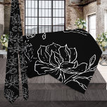 Corbata Boda de Magnolia moderna en blanco y negro<br><div class="desc">Moderna corbata de cuello blanco y negro boda con un fondo negro sólido con un contorno blanco de flores de magnolia florecientes,  tallos y brotes.</div>