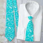 Corbata Boda de patrón de esquema de Aqua Hibiscus<br><div class="desc">La corbata del novio azul Aqua con el patrón de flores de hibisco blanco. Las flores, un color tropical brillante para los miembros de la fiesta nupcial, están delineadas en blanco y forman un gran patrón en toda la corbata. Vestir el Groom en este y elegir otro color de fondo...</div>