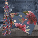 Corbata Boda de pelos rosados de frambuesa de la marina de<br><div class="desc">Una corbata de cuello boda de color burdeos,  con columnas de frambuesa pintadas de color agua,  peonías borgoñas rojas con vegetación verde profundo,  rosa y melocotón sobre un fondo azul marino sólido y polvoriento.</div>