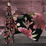 Corbata Boda de Peonía Rosa de frambuesa negra y borgoña<br><div class="desc">Una corbata de cuello de boda burdeos y rosa con una tortilla de frambuesa pintada con color de agua rosa, peonías borgoñas rojas con verde profundo, verde rosa y melocotón, con un fondo de color negro sólido. El color de fondo de esta corbata puede cambiarse en la Herramienta de diseño...</div>