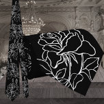 Corbata Boda de Rosas de Jardín Blanco y Negro Moderno<br><div class="desc">Un corbata moderna de cuello blanco y negro boda con un fondo negro sólido con un contorno blanco de rosas de jardín en una rama con hojas.</div>