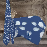 Corbata Boda de vegetación de eucaliptos azules y agitados<br><div class="desc">Una corbata de cuello boda azul marino con un eucalipto azul polvoriento pintado de color agua sobre un fondo azul marino claro y sólido.</div>