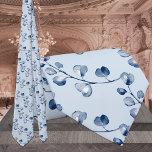 Corbata Boda elegante de la Marina y el Eucalipto Azul<br><div class="desc">Un patrón de eucaliptos pintados con acuarela se desliza en un polvoriento azul marino contra un sólido fondo azul polvoriento claro.</div>