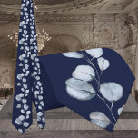Corbata Boda elegante de la Marina y el Eucalipto Azul<br><div class="desc">Una polvorienta corbata azul y azul marino de cuello boda con un eucalipto pintado en color de agua sobre un sólido fondo azul marino.</div>