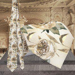 Corbata Boda elegante de oro y vegetación<br><div class="desc">Una corbata de cuello boda con flores de acuarela de oro exquisitamente detalladas y vegetación con un fondo de tonos dorados cálidos.</div>