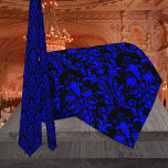 Corbata Boda floral de la hoja de Acanthus negro y azul<br><div class="desc">Una corbata de cuello boda negra y azul con una damáscara floral azul contra un fondo negro puro.</div>