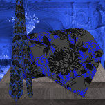 Corbata Boda gótica floral azul y negra elegante<br><div class="desc">Una dramática corbata gótica azul y negra en el cuello boda con damasco floral mezclado con florales negras y grises. Hace una perfecta corbata de cuello para novio y novio.</div>
