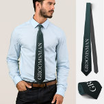 Corbata Boda groomsman Bachelor partido negro<br><div class="desc">Esta exquisita corbata personalizada muestra la palabra "groomsman" en un tono gris claro con un fondo degradado de negro oscuro y claro. Ofrece una mezcla de humor, elegancia y estilo para realzar el atuendo de su boda o soltero. Es una forma deliciosa de invitar a tus amigos a ser padrinos...</div>