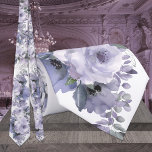 Corbata Boda Mauve de lavanda gris de plata esparcido<br><div class="desc">Una espliego,  malva,  púrpura con corbata de cuello boda de color gris plateado con peonías pintadas de acuarela en tonos violeta,  malva y lavanda con eucaliptos de color gris plateado,  contra un fondo blanco sólido.</div>