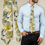 Corbata Boda tropical de flores de plumeria amarilla<br><div class="desc">Las flores de plumería amarillas se atan para el novio y los padrinos. Un patrón completo de flores de frangipani con brotes de color blanco, amarillo y verde cubre esta corbata de cuello para bodas o eventos especiales. Cada flor abierta es de color amarillo dorado en el centro desvaneciéndose a...</div>