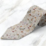 Corbata Boho<br><div class="desc">Este elegante y elegante corbata de Boho cuenta con hermosas acuarelas pintadas a mano y flores silvestres dispuestas en un adorable patrón. Buscar elementos coincidentes en la colección de Bodas Boho Wildflower.</div>