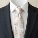 Corbata Boho Floral Acuarela<br><div class="desc">Esta hermosa corbata inspirada en boho presenta un delicado diseño floral de acuarela con suaves rosas rosadas, flores de lila y delicadas flores silvestres esparcidas suavemente sobre un fondo de crema ligero y aireado. El patrón suave, romántico y artístico tiene un encantador toque bohemio y al mismo tiempo permanece elegante...</div>