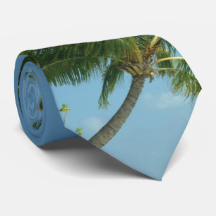 Corbata Bola de golf en el cielo sobre palmeras